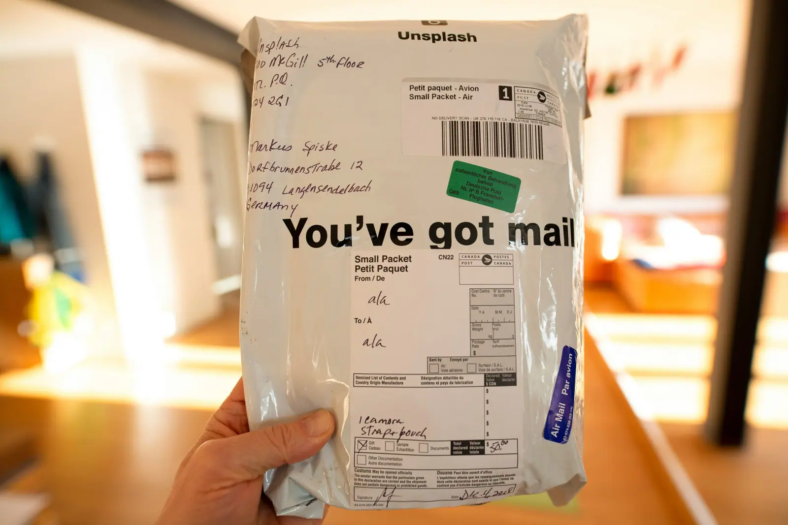 Illustration: open cardboard box with protective paper and a blank label